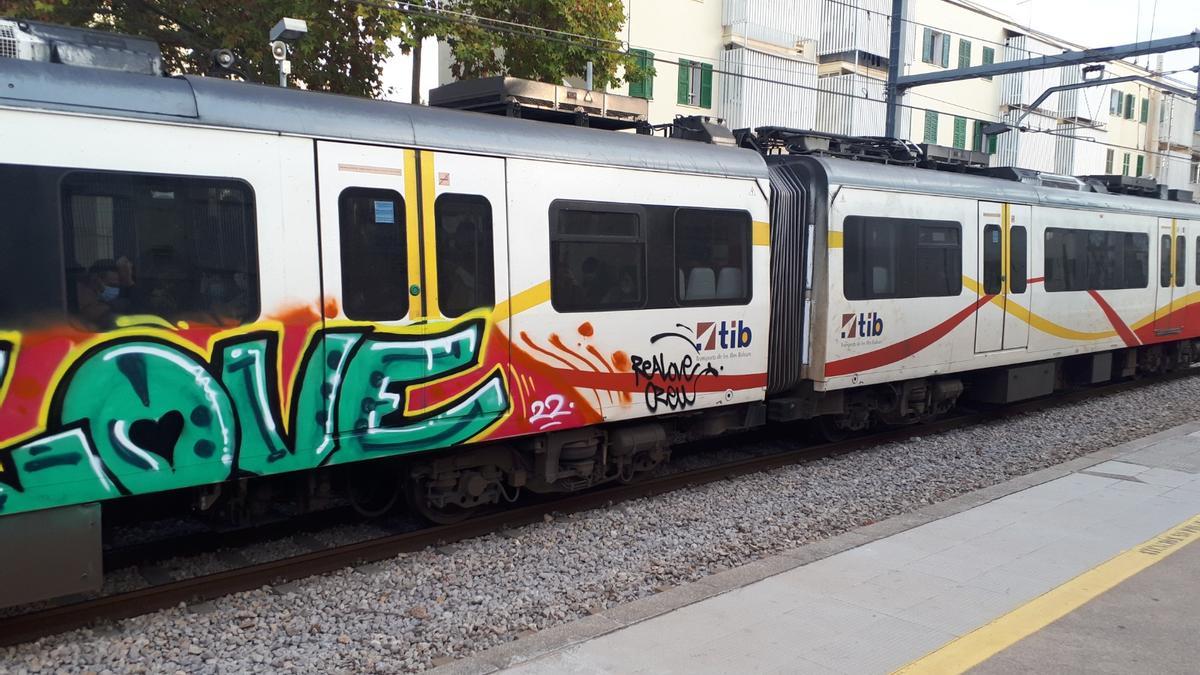 Un tren de SFM con un gran grafiti.