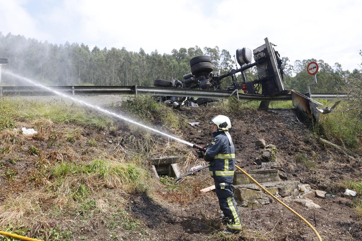 EN IMÁGENES: El espectacular accidente de un camión cisterna con gas en la Autovía del Cantábrico, a la altura de Colunga