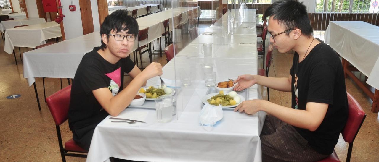 Dos jóvenes se disponen a comer en la Residencia de Estudiantes Afundación.