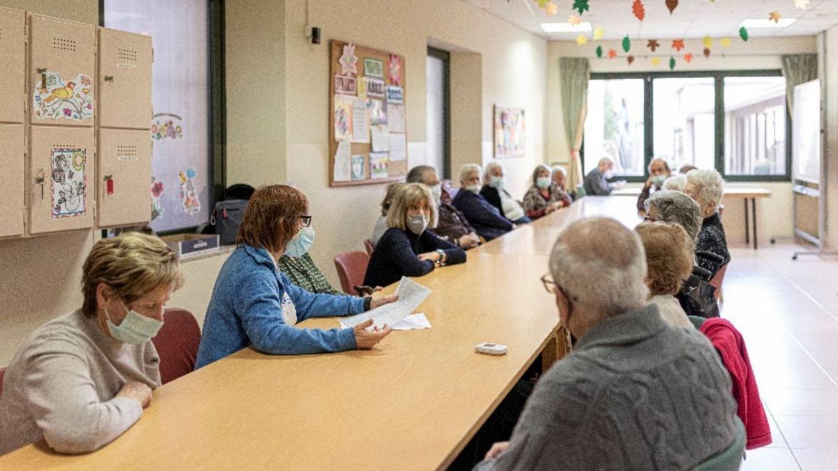 Activitat de conversa al centre de dia. | CENTRE GERIÀTRIC MARIA GAY