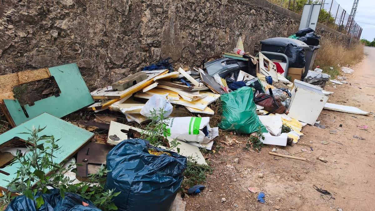 Residuos abandonados en el camino de la Casella.