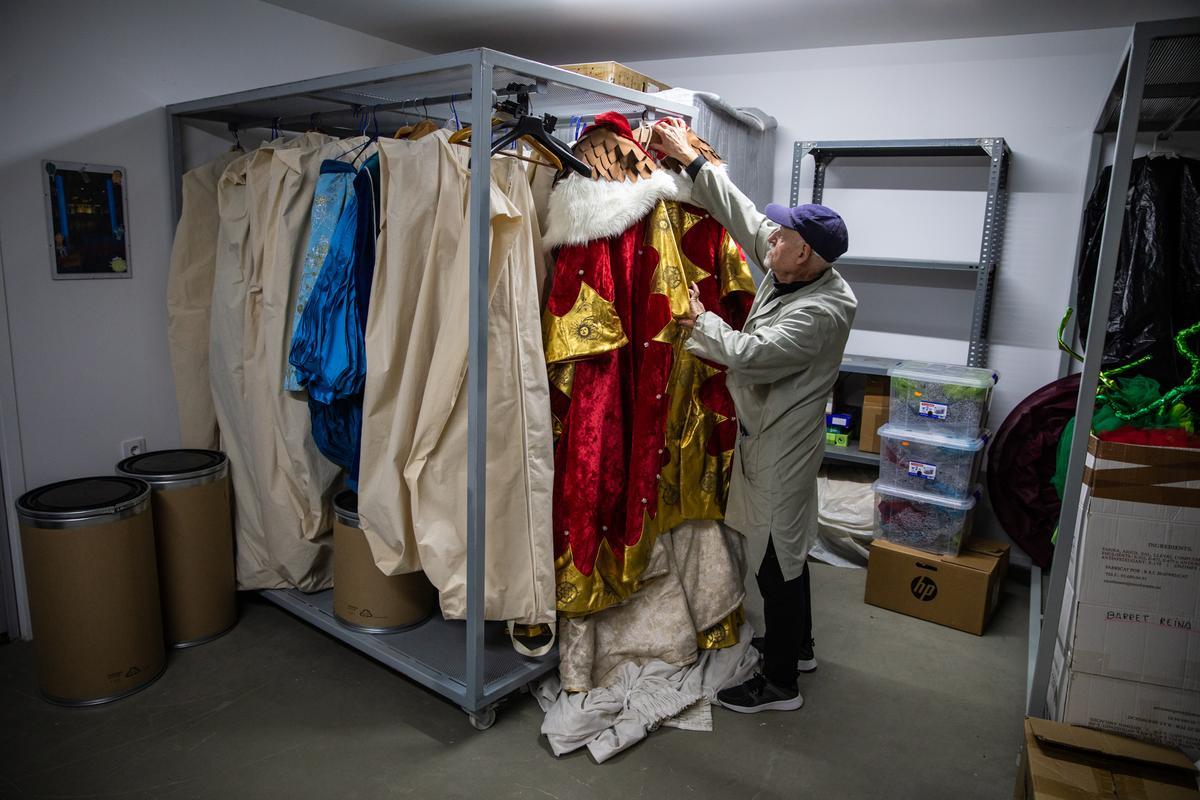 Últimos preparativos de la centenaria cabalgata de reyes en Sant Vicenç dels Horts