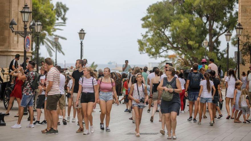 Turistas cerca de la Catedral hace el pasado verano, una imagen ahora aÃ±orada.