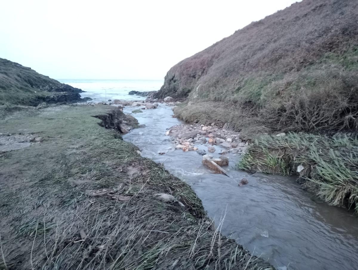 Desembocadura de la escorrentía en la playa de Riás.