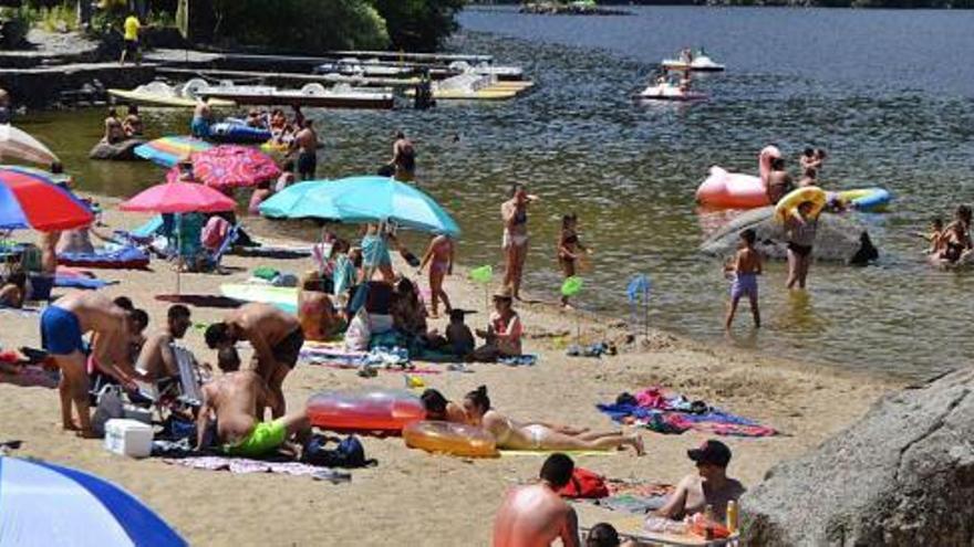 Aspecto de las playas del Lago de Sanabria este fin de semana.