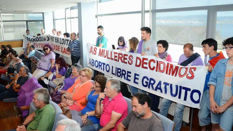 La fotografía del rey Juan Carlos I sigue en la tribuna.