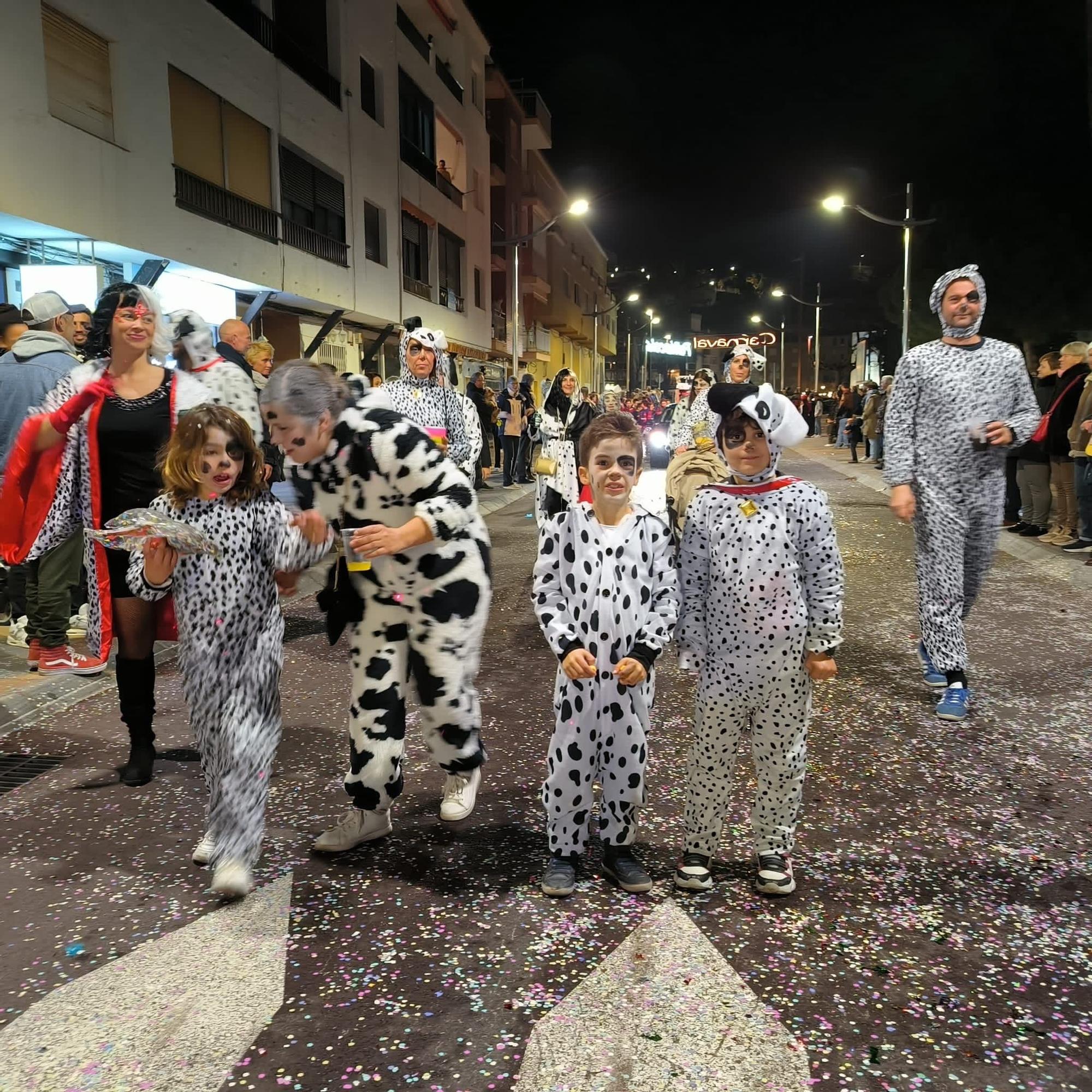 Peñíscola se llena de creatividad en el espectacular desfile de Carnaval