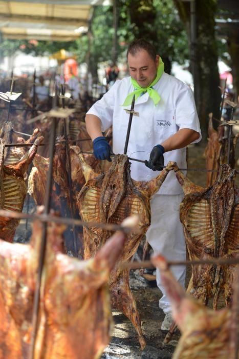 Moraña fue hoy el templo del carneiro ao espeto, plato que degustaron los vecinos y los visitantes acompañado de empanadas de zorza o bacalao con pasas