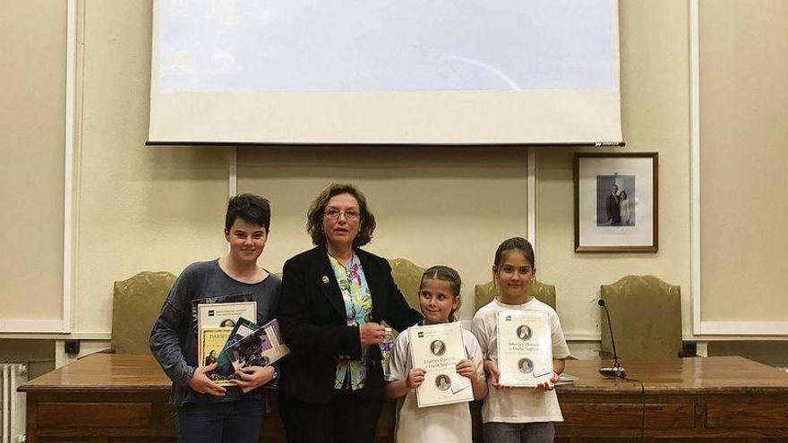 La alumna zamorana (izquierda) con el resto de ganadoras del concurso en la entrega de premios, realizado en el Museo Nacional de Ciencias Naturales.