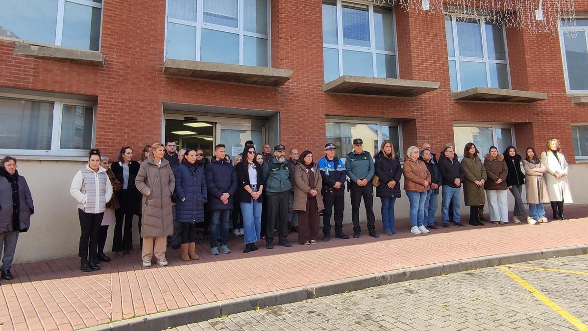 Concentración ante la sede administrativa del Ferial de Benavente.