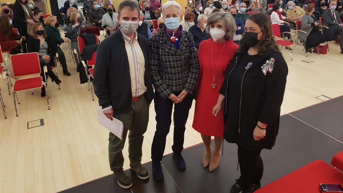 Iván Piñuela, Carmen Suárez, María Luisa Carcedo e Irma Casares, durante la entrega de premios. | LNE