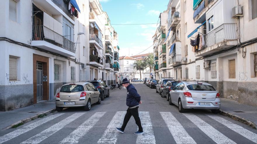 Vecinos de San Antón en Elche reclaman un realojo urgente ante el derribo de sus casas: &quot;Ayudadnos ya, vivimos en condiciones precarias&quot;