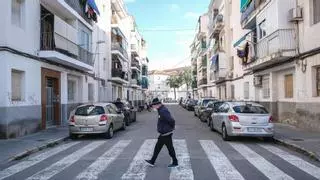 Vecinos de San Antón en Elche reclaman un realojo urgente ante el derribo de sus casas: "Ayudadnos ya, vivimos en condiciones precarias"