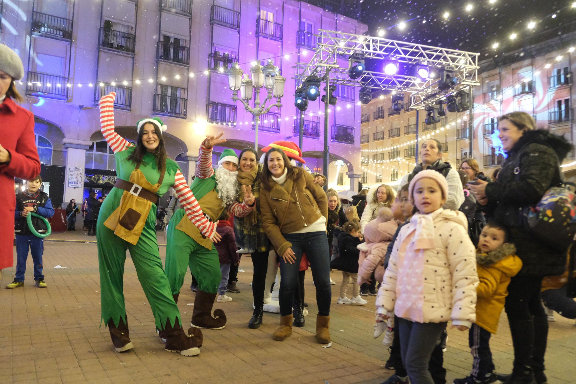 La Navidad llega a Elda con el encendido del alumbrado y la inaguración de su mercadillo navideño