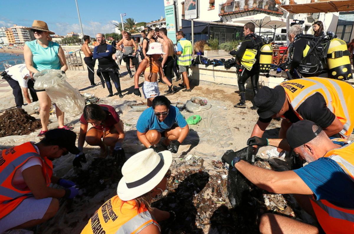 Un grup de voluntaris recull 400 kg d’escombraries al litoral de Blanes