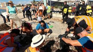 Participantes en la recogida de basura de la playa de Blanes