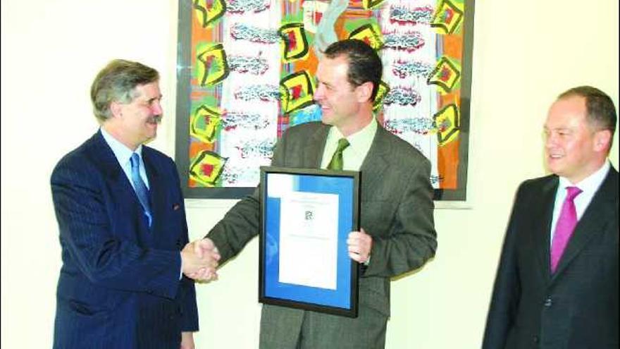 Por la izquierda, Carlos Manuel Fernández, Alberto González y Luis Gómez, durante la entrega del certificado.