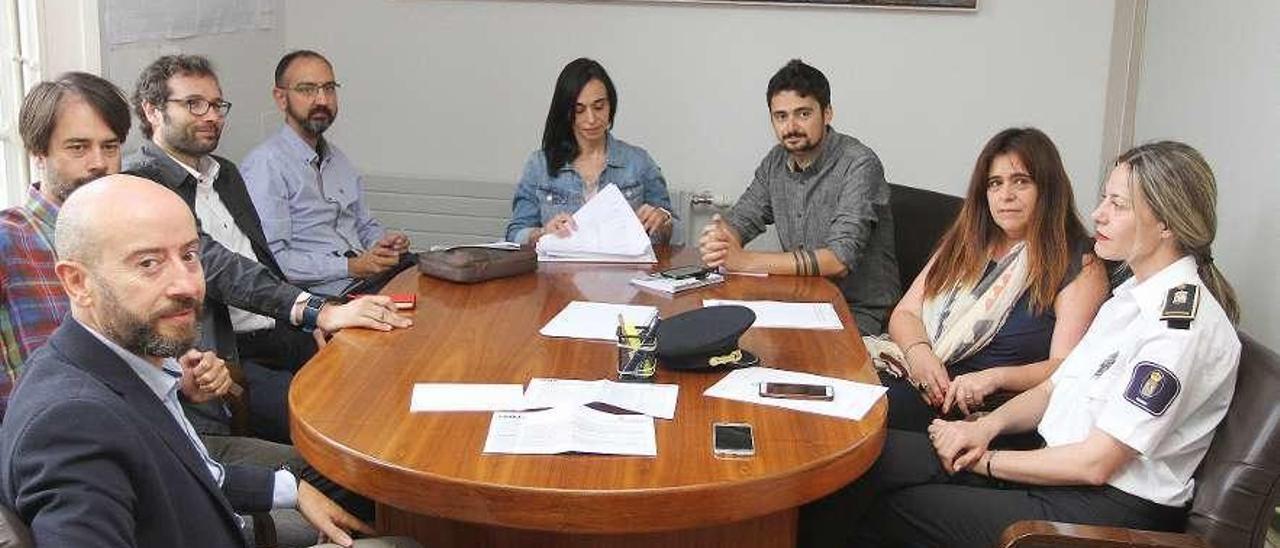 Miembros de la comisión técnica del proyecto &quot;Móvete por Ourense&quot;, en la reunión de ayer. // Iñaki Osorio