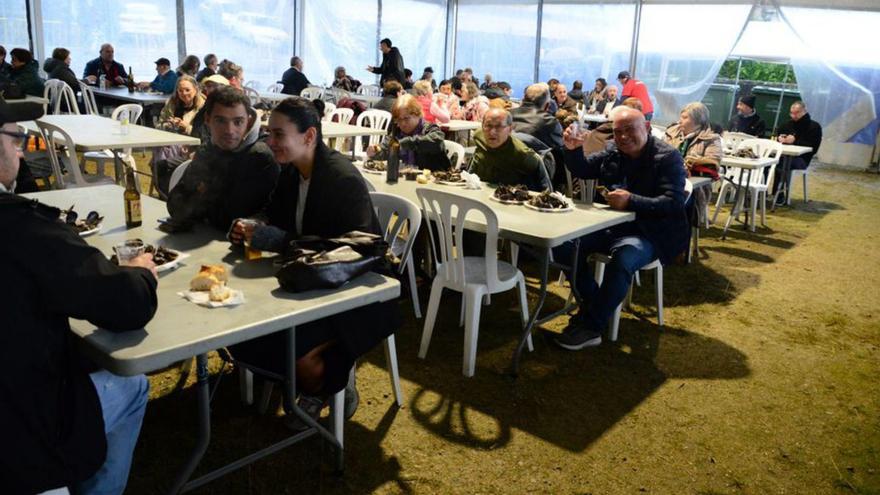 Asistentes disfrutando ayer de la degustación de mejillón. | |