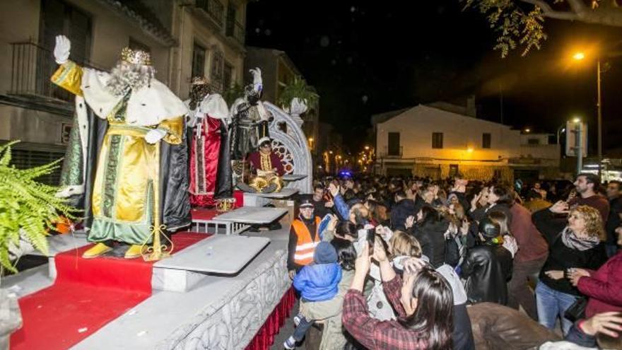 En Mutxamel, los Reyes compartieron una carroza de creación artesanal.