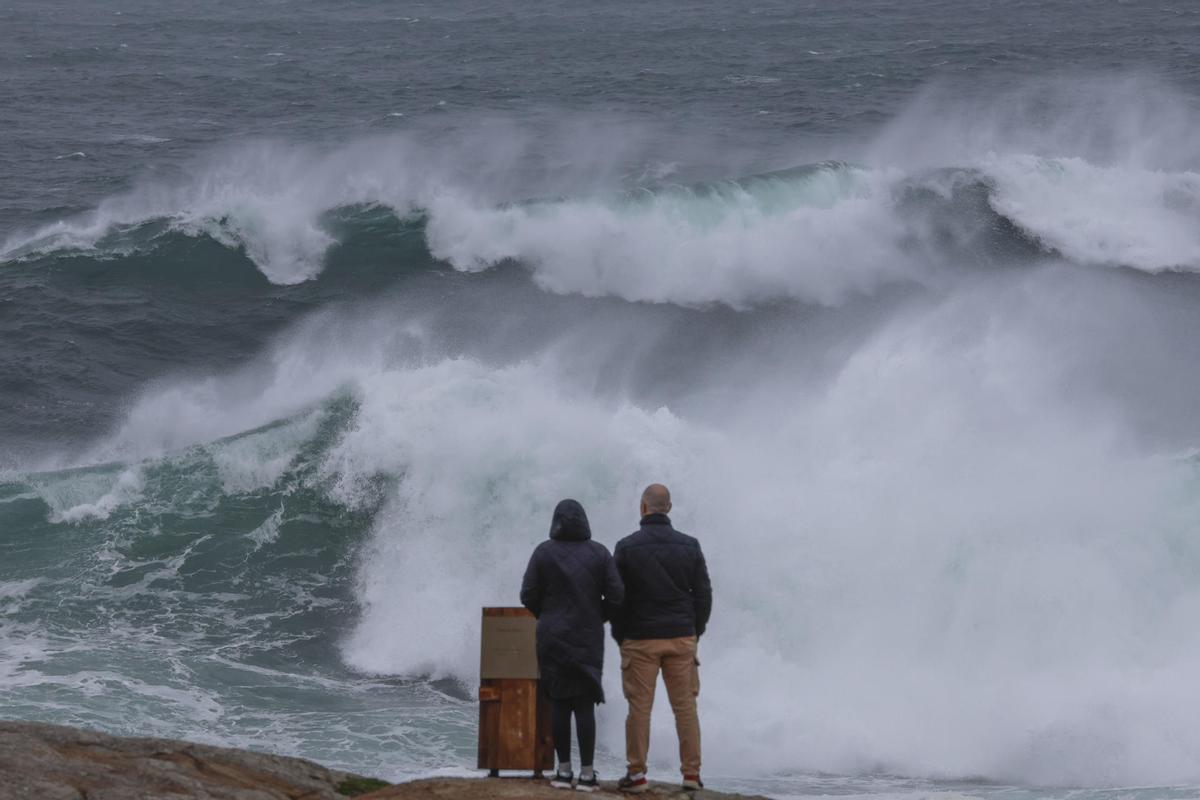 Una pareja observa las olas en Muxía este miércoles