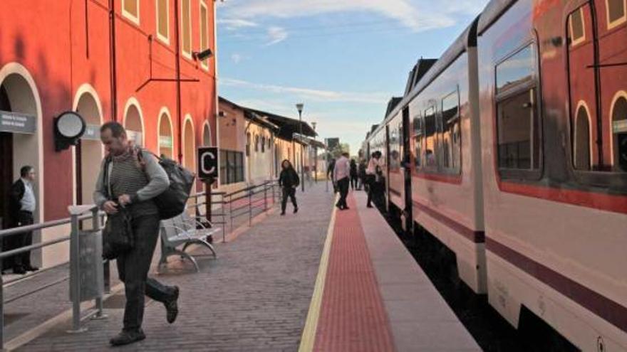 El automotor, en la imagen en la estación de Ontinyent, circula a velocidades muy bajas por el radio de las curvas y el deterioro de las vías.