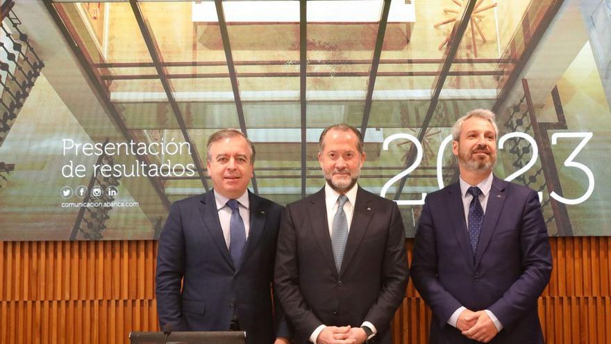 Francisco Botas, Juan Carlos Escotet y Alberto de Francisco Guisasola, ayer. |   // XOÁN ÁLVAREZ