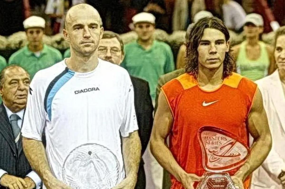 Nadal posa con el trofeo de campeón en 2005 en Madrid. A su lado, Ivan Ljubicic.