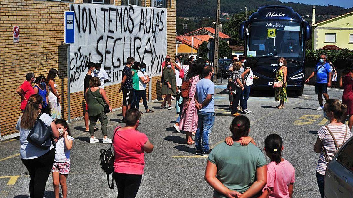 Los padres mantienen la protesta contra Educación en Mosteiro.