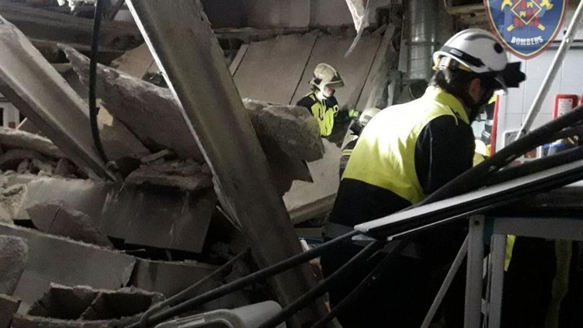 Dos personas, heridas tras quedar atrapadas al hundirse la planta baja de un hotel en el Puerto de Alcúdia. / @BOMBERSDEMCA