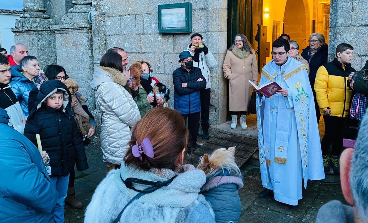 Santiago Lillo bendice a los animales a la entrada del santuario mariano.