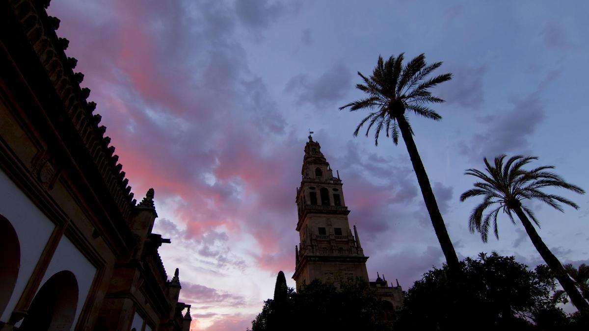 La ciudad ha amanecido con algunas nubes.