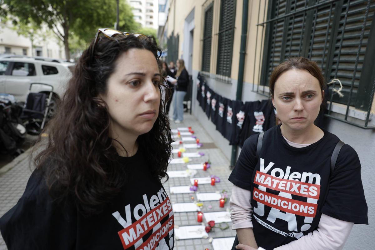 Cristina Martí y Silvia Martí frente a las puertas de la 'escoleta' Ciuta Antiga este lunes.