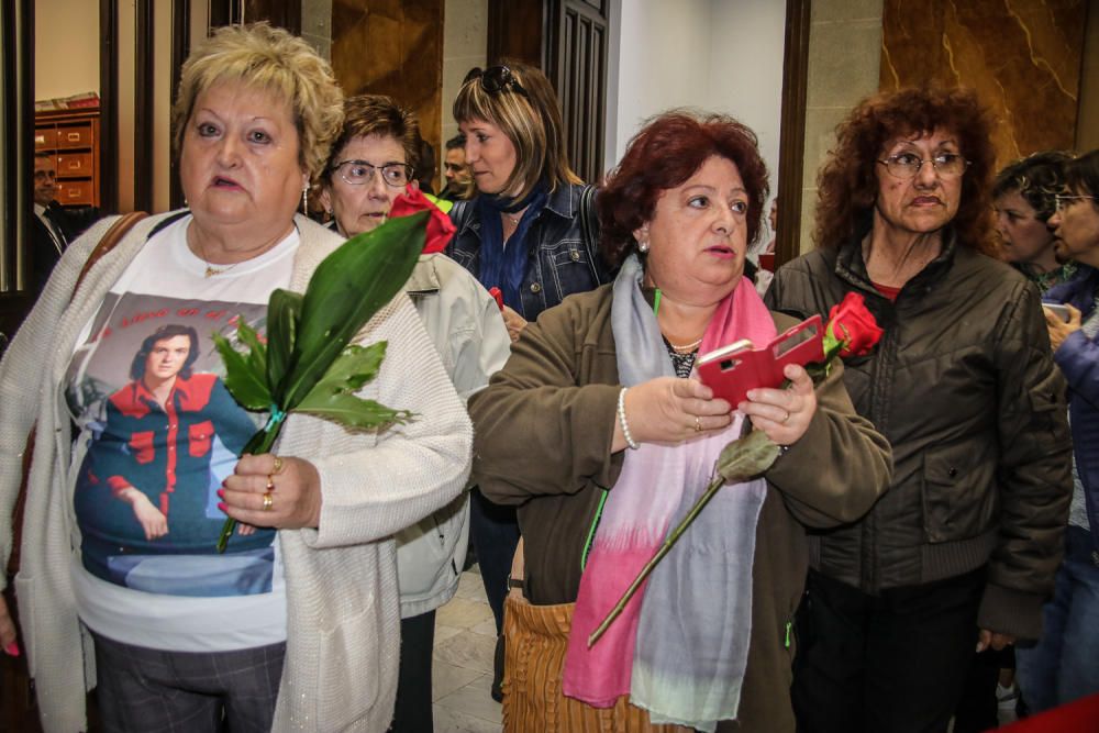 Cientos de personas pasan por delante de la urna con las cenizas del cantante para rendirle el último homenaje