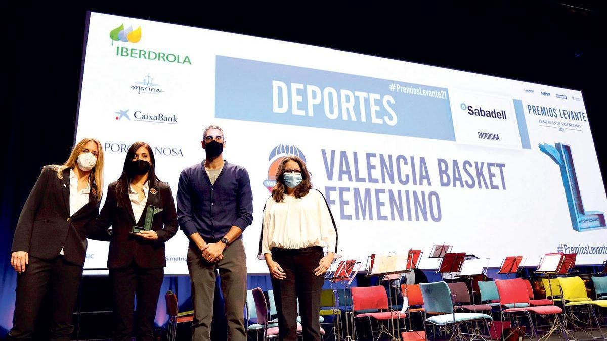 Queralt Casas, Cristina Ouviña, Rubén Burgos y Mónica Oltra, en la Gala del lunes en el Palacio de Congresos