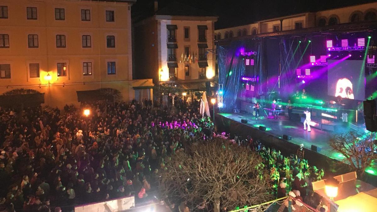 Actuación de &quot;Vaya Panorama&quot; en una edición anterior del Carnaval de Cangas de Onís.