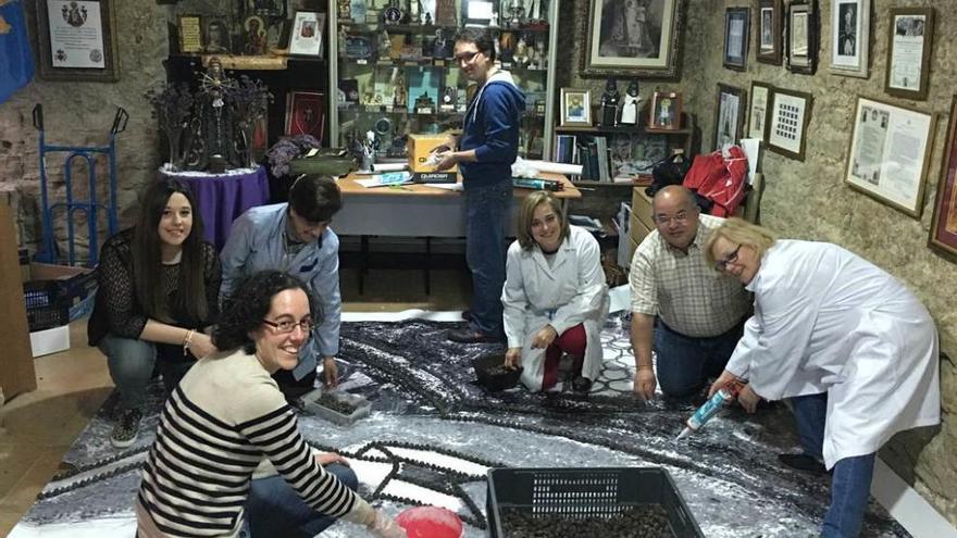 A la izquierda, preparación de la alfombra de la Archicofradía del Santo Entierro; a la derecha, la de la Cofradía de los Estudiantes.