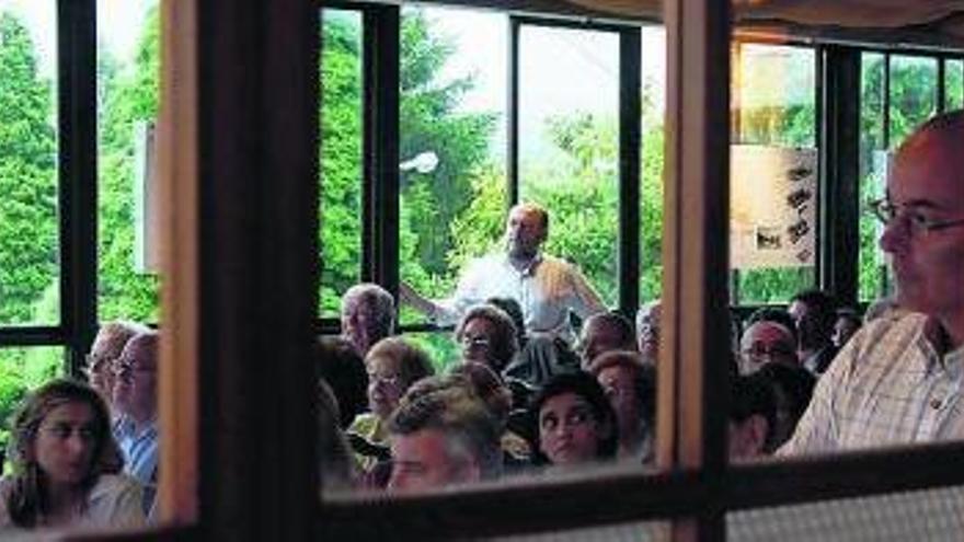 Socios durante la asamblea del Chas del 8 de junio de 2010, que bloqueó el primer acuerdo con Essentium.