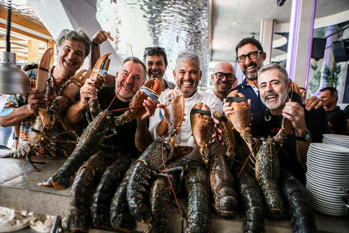 Nandu Jubany y Carles Abellán junto a algunos chefs que participaron en la bacanal de las Casacas Rojas.