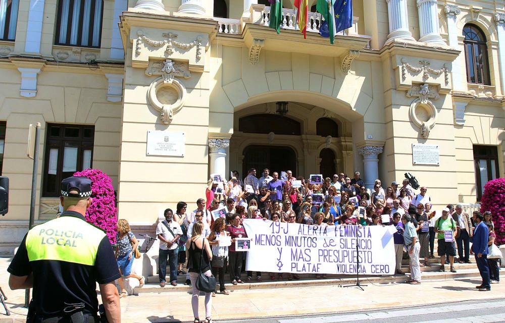 La plataforma tenía previsto hacer un encierro en el Ayuntamiento para exigir al Estado más presupuestos para luchar contra la violencia de género. Antes, han leído un comunicado en la puerta del cons