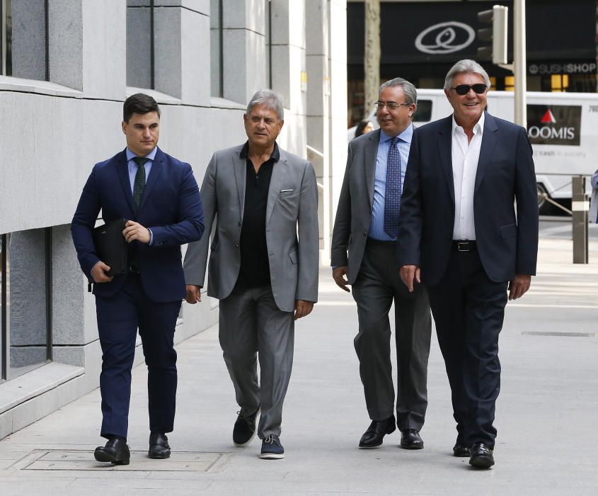 Juan Ferri (segundo por la izquierda) y José Baldó (primero por la derecha) llegando a la Audiencia Nacional con sus abogados