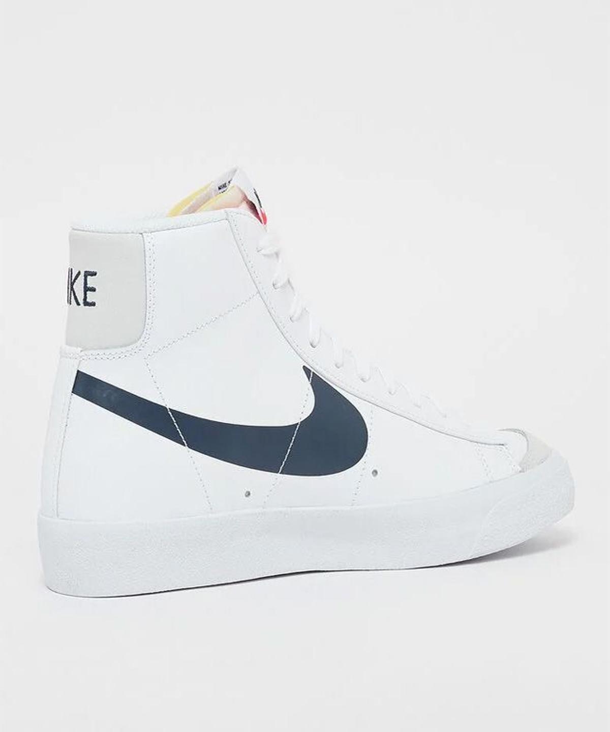 Zapatilla Nike Blazer Mid'77 en blanco y azul marino