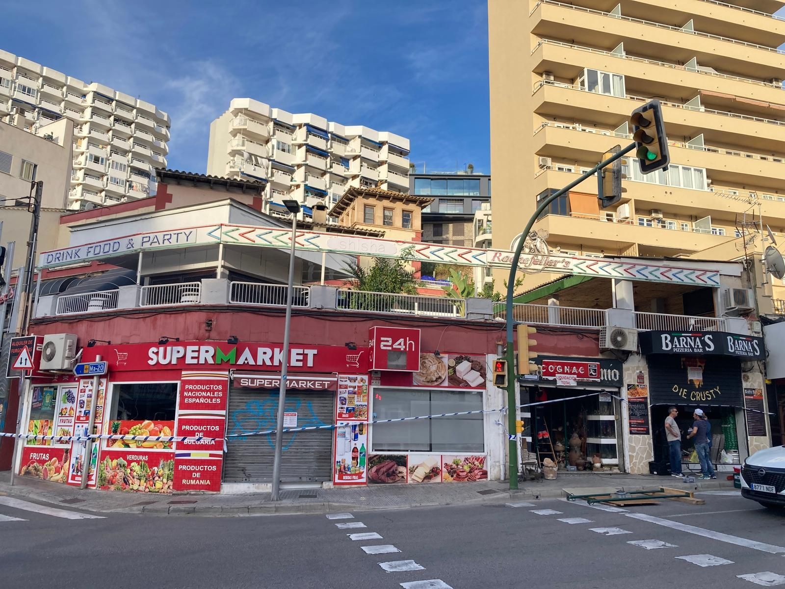 Precintan cinco locales comerciales y la terraza de un bar nocturno de Cala Major por riesgo de derrumbe
