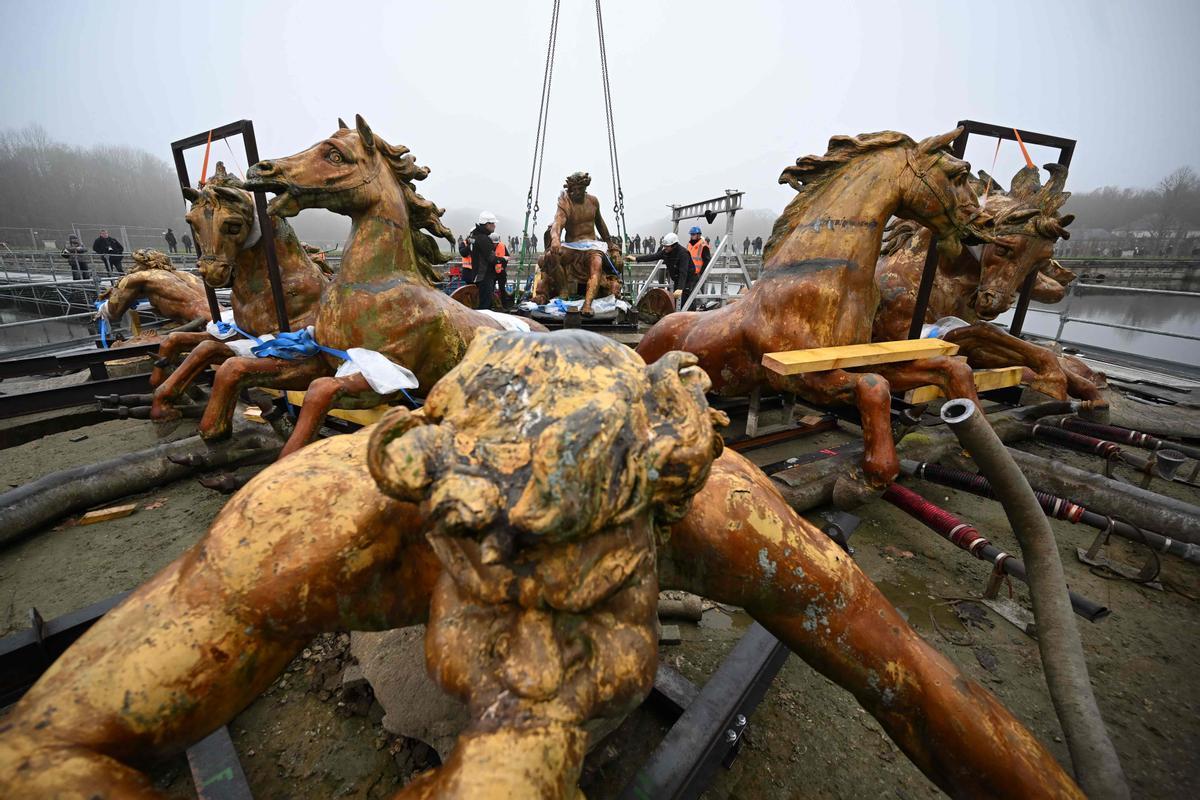 La escultura de Apolo en su Carro tras la restauración vuelve al castillo de Versalles, en las afueras de París