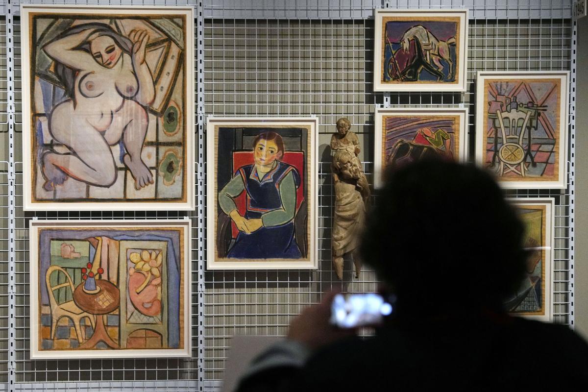 GRAFCAT8706. BARCELONA, 19/02/2026.- El Museo Nacional de Arte de Cataluña presenta la exposición 'Recuperado del enemigo. Los depósitos franquistas en el MNAC', en la que muestra 135 obras que incorporó a través del Servicio de Defensa del Patrimonio Artístico Nacional tras la Guerra Civil, un conjunto heterogéneo que refleja la diversidad de sus procedencias y que supone un ejercicio de memoria histórica. EFE/Alejandro García