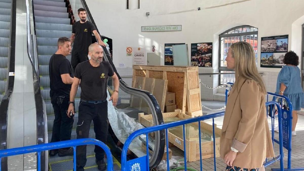 La concejala de Mercados, Lidia López, junto a varios operarios encargados de las obras.