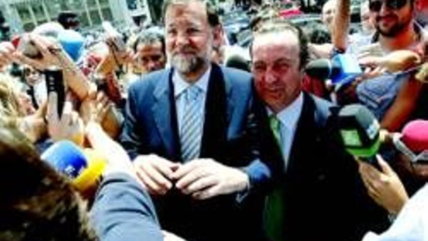 Rajoy pide liberalización y tacha de &quot;broma&quot; el plan del Ejecutivo