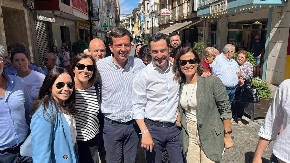 Juanma Moreno, este lunes, en su visita a Lucena, junto a miembros de la lista del PP en esta localidad.
