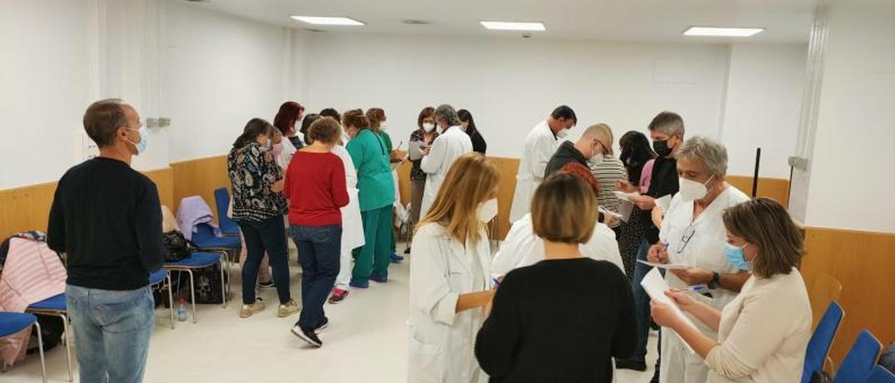 Sanitarios en un taller de gestión de equipos y un esquema con manos en una de las actividades.   | FOTO: C. S.