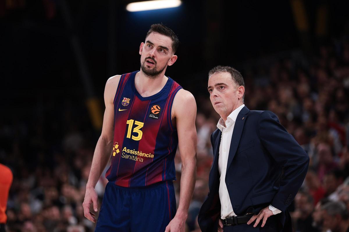 El técnico interino del Barça, conversa con Satoransky en el encuentro del viernes, ante la Virtus